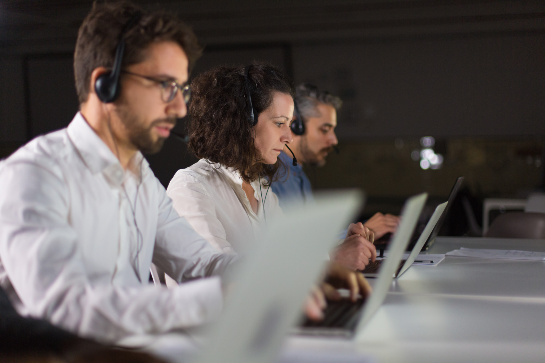 equipo-de-atencion-al-cliente-en-el-lugar-de-trabajo